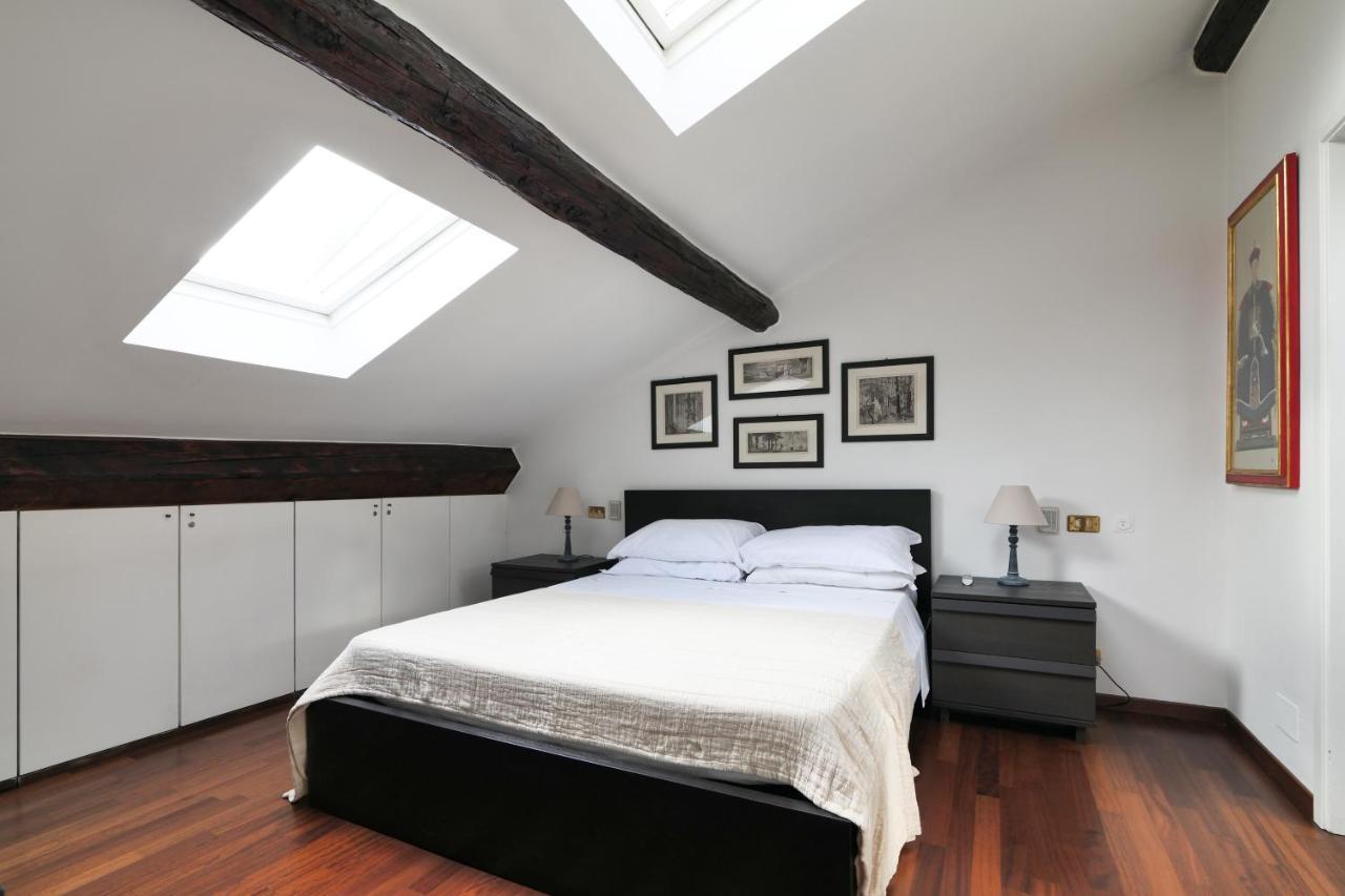 Elegant P.Venezia Attic Apartment Milan Bagian luar foto