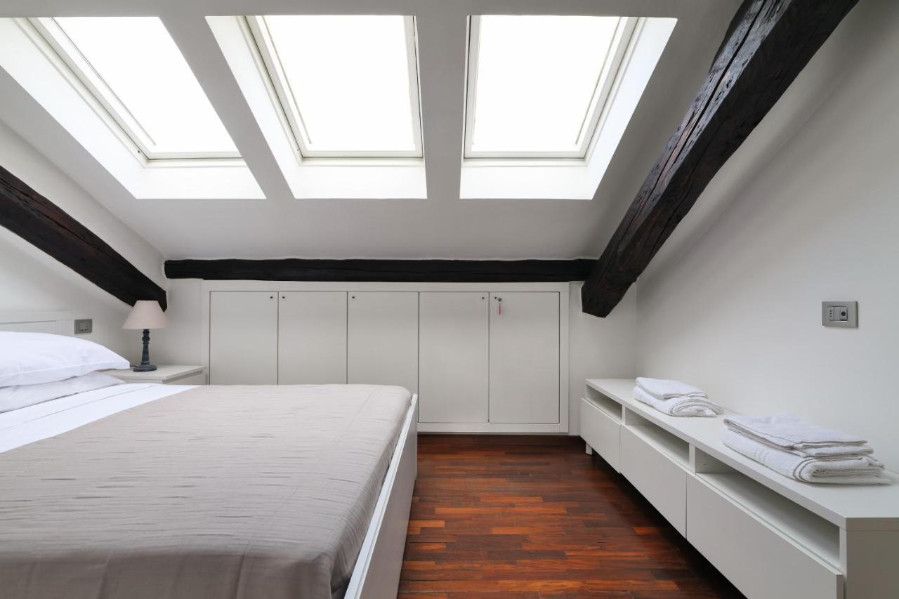 Elegant P.Venezia Attic Apartment Milan Bagian luar foto