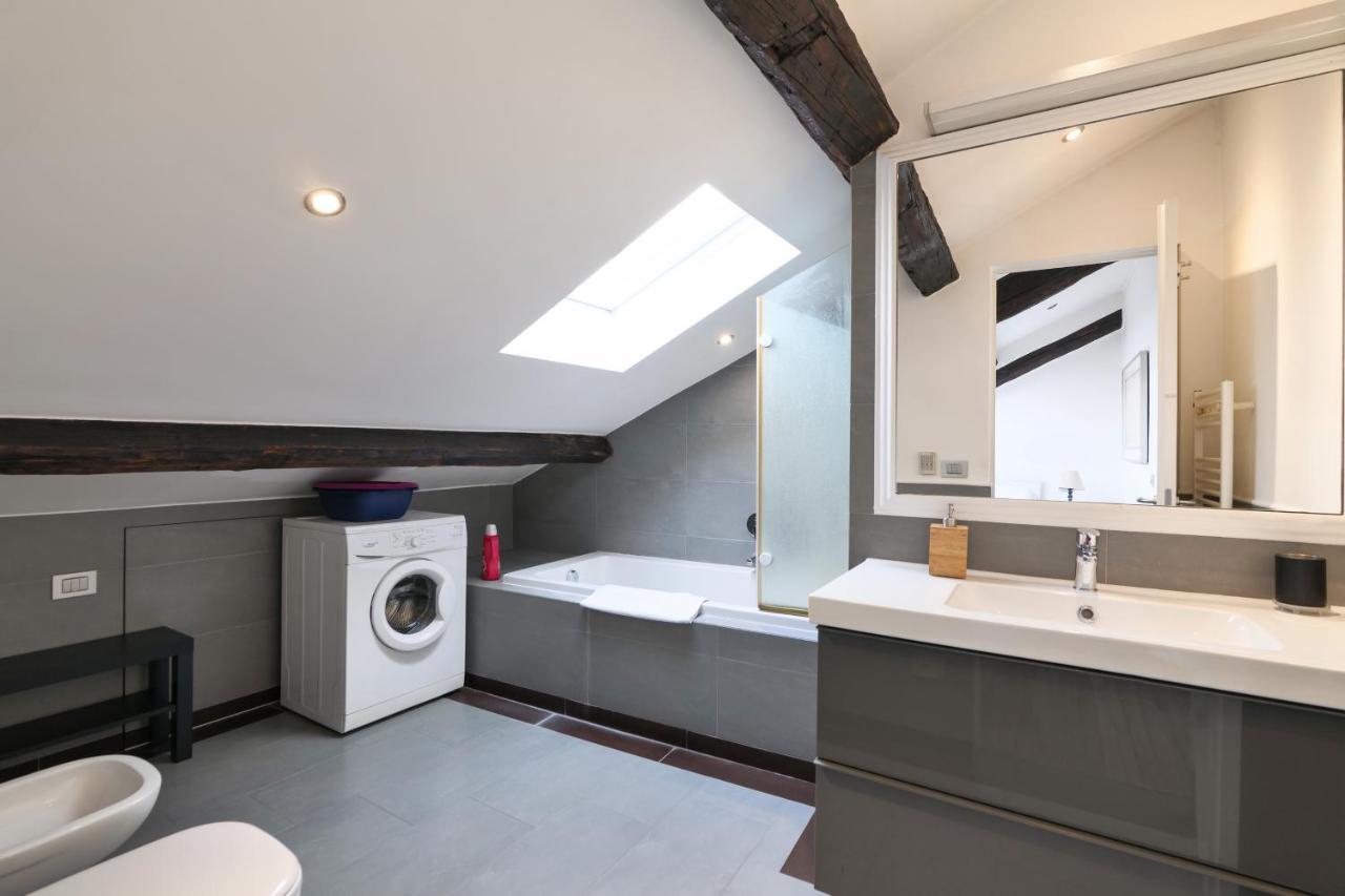 Elegant P.Venezia Attic Apartment Milan Bagian luar foto