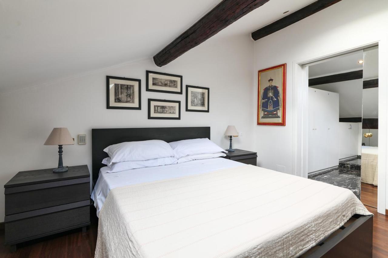 Elegant P.Venezia Attic Apartment Milan Bagian luar foto