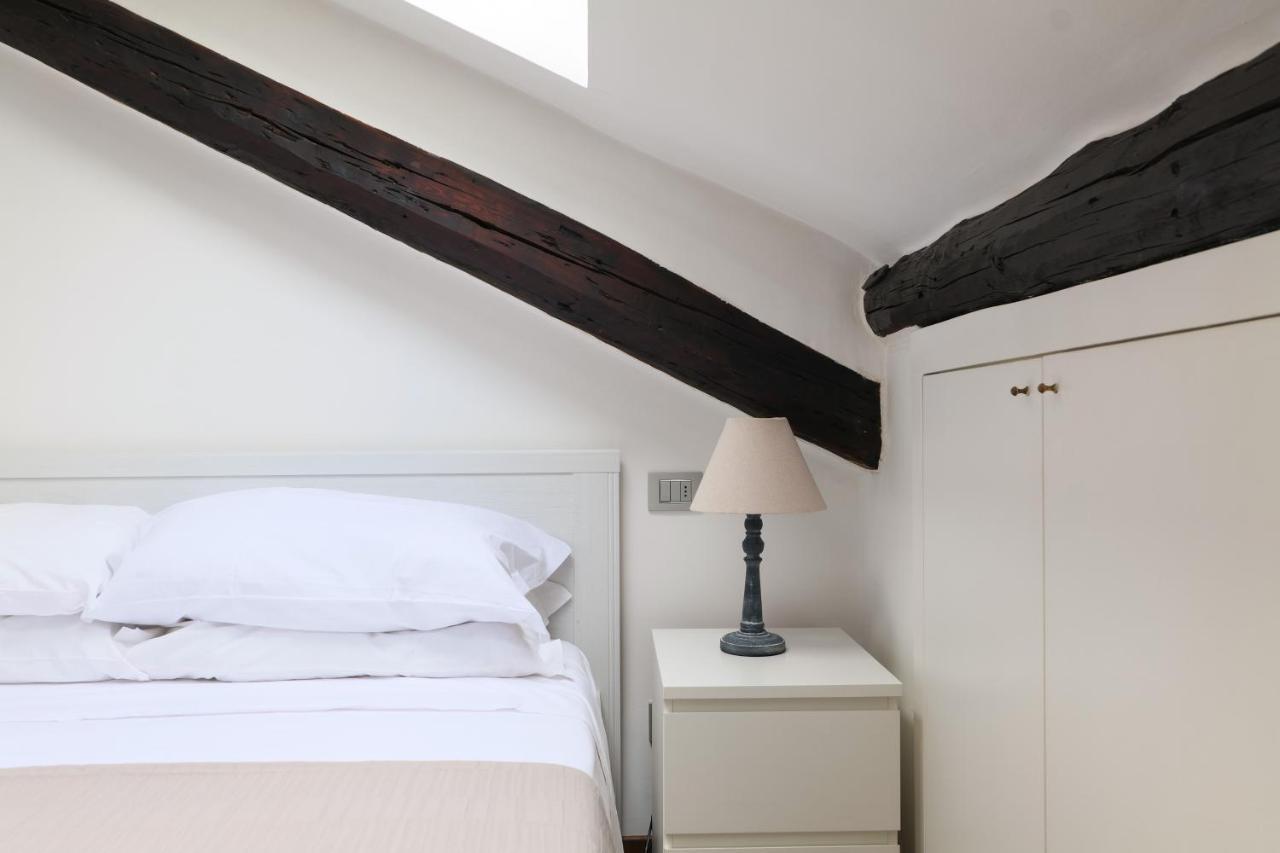 Elegant P.Venezia Attic Apartment Milan Bagian luar foto