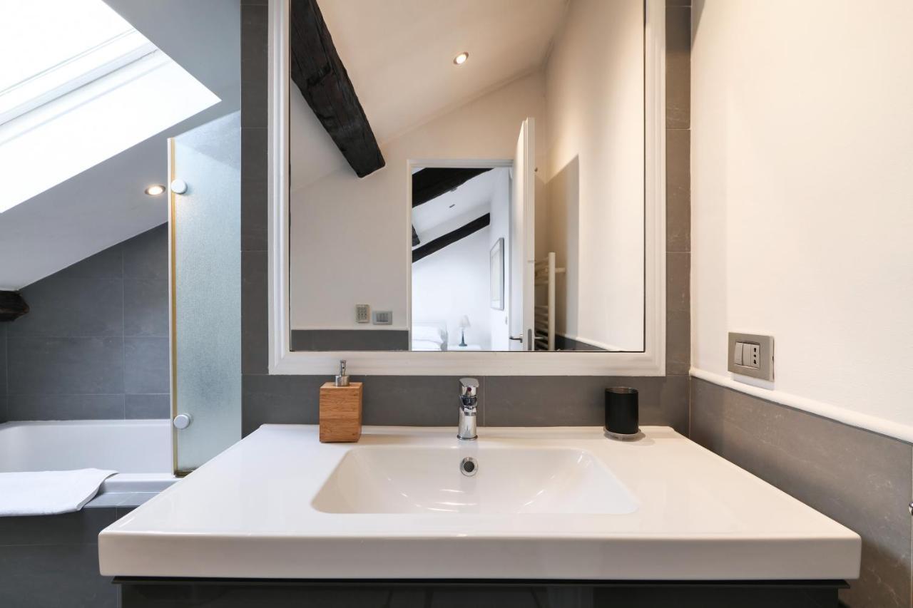 Elegant P.Venezia Attic Apartment Milan Bagian luar foto
