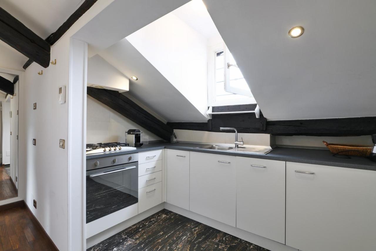 Elegant P.Venezia Attic Apartment Milan Bagian luar foto