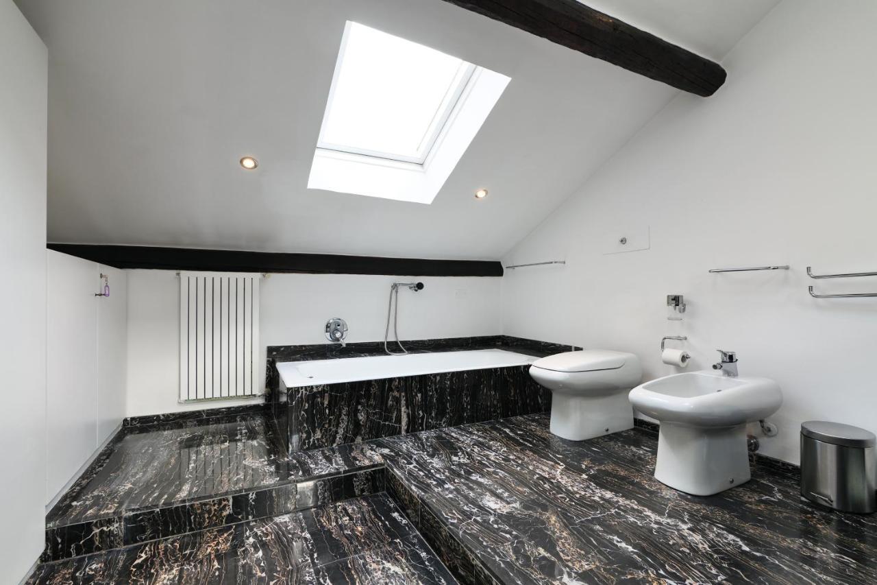Elegant P.Venezia Attic Apartment Milan Bagian luar foto