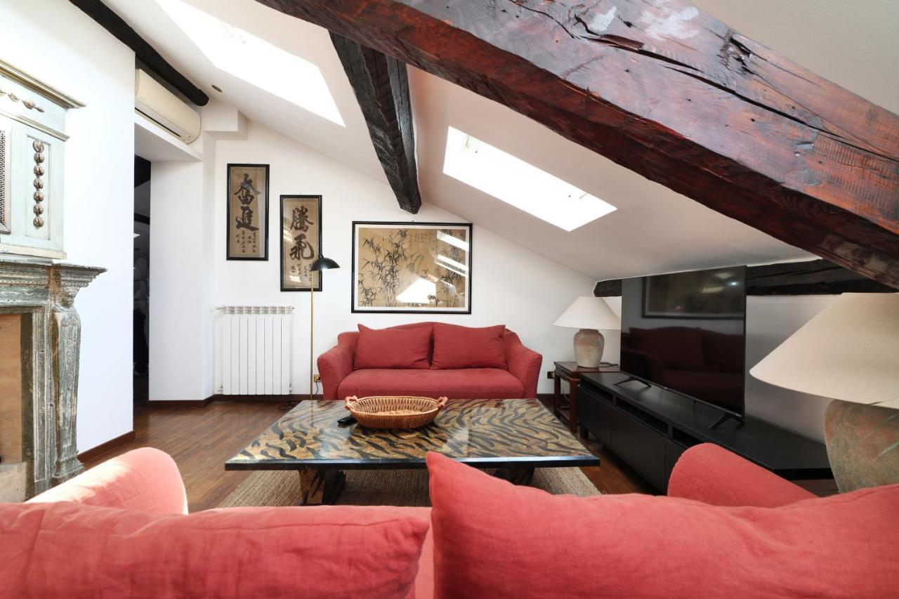 Elegant P.Venezia Attic Apartment Milan Bagian luar foto
