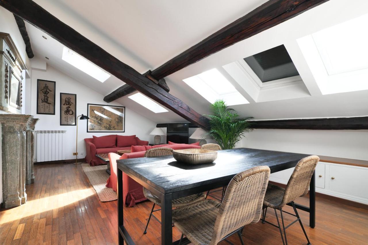 Elegant P.Venezia Attic Apartment Milan Bagian luar foto